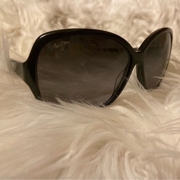 Maui Jim | Oversized Sun Glasses - Picture 3 of 7